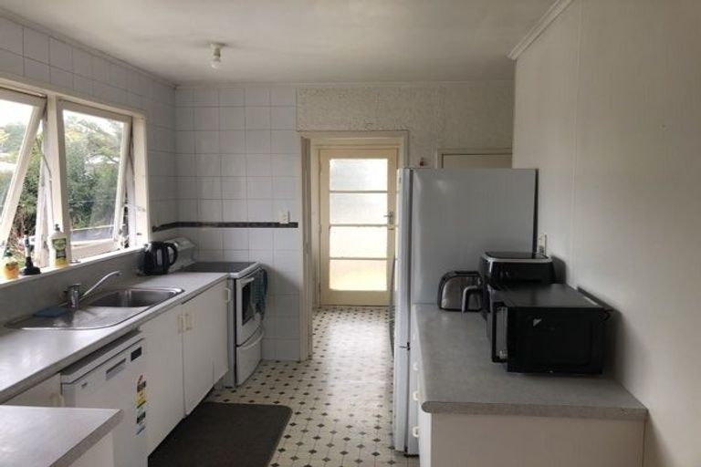 Photo of property in 11 Aplin Place, Birkdale, Auckland, 0626