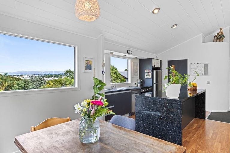 Photo of property in 141 Matipo Road, Te Atatu Peninsula, Auckland, 0610