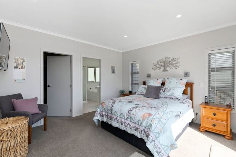 Photo of property in 20 The Fjord, Aotea, Porirua, 5024