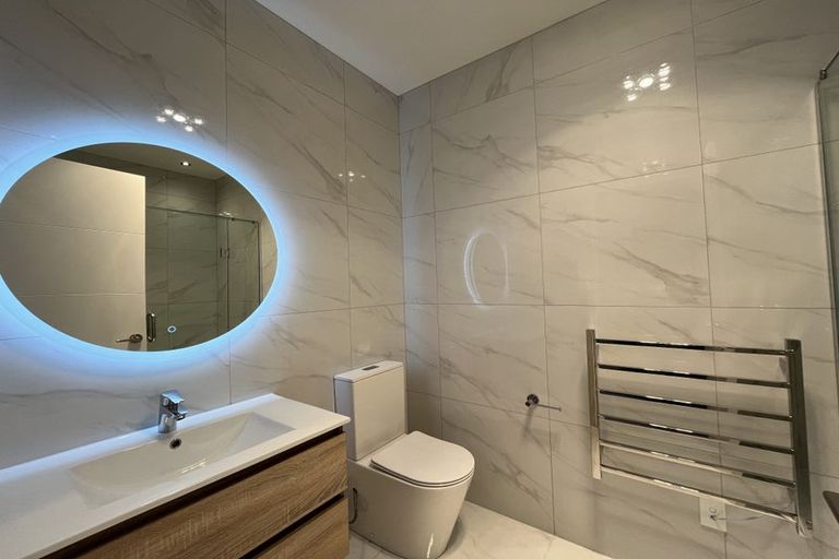 Photo of property in 17 Kuaha Road, Massey, Auckland, 0614