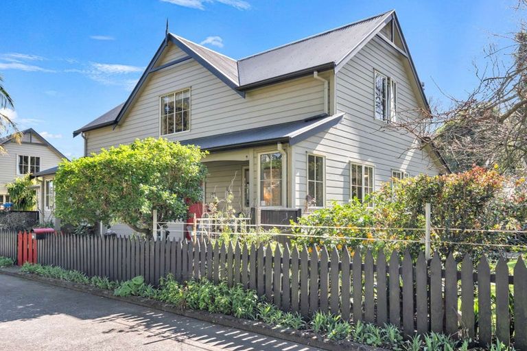 Photo of property in 16 Rangiwhea Road, Waiuku, 2123