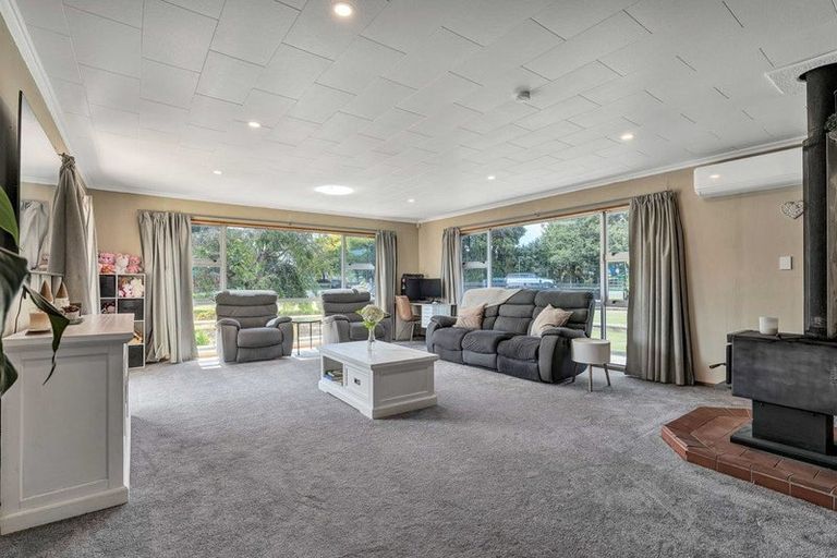 Photo of property in 35 Weraroa Road, Waverley, 4510