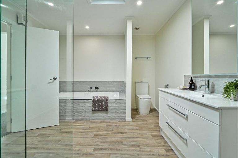 Photo of property in 28 Pitt Street, Clive, 4102