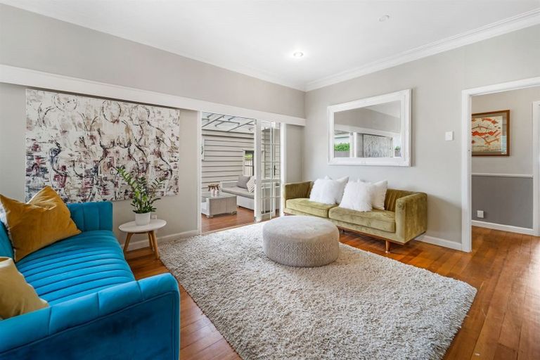 Photo of property in 2/118 East Coast Road, Forrest Hill, Auckland, 0620