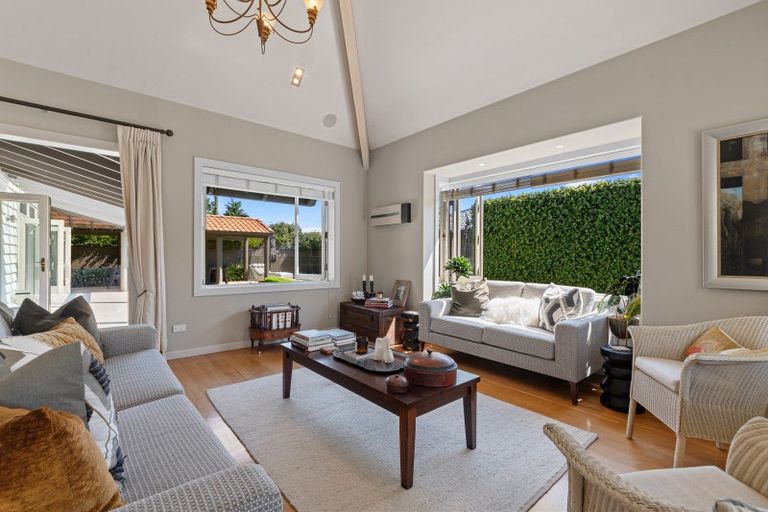 Photo of property in 247 Devonport Road, Tauranga, 3110