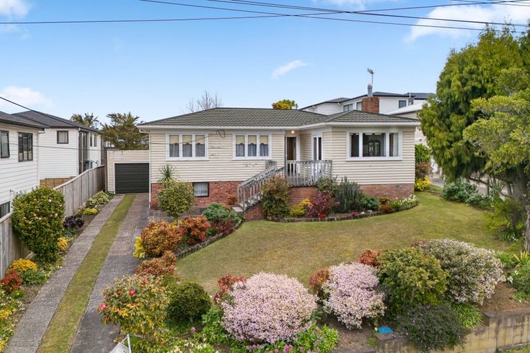 Photo of property in 5 Valron Road, Te Atatu South, Auckland, 0602