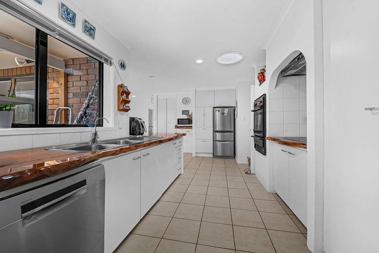 Photo of property in 120 Walter Strevens Drive, Conifer Grove, Takanini, 2112