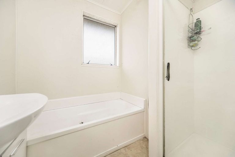 Photo of property in 21 Ngatira Place, Clendon Park, Auckland, 2103