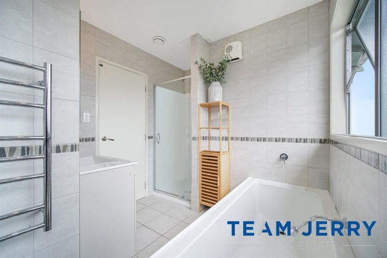 Photo of property in 5 Harford Place, Pakuranga Heights, Auckland, 2010