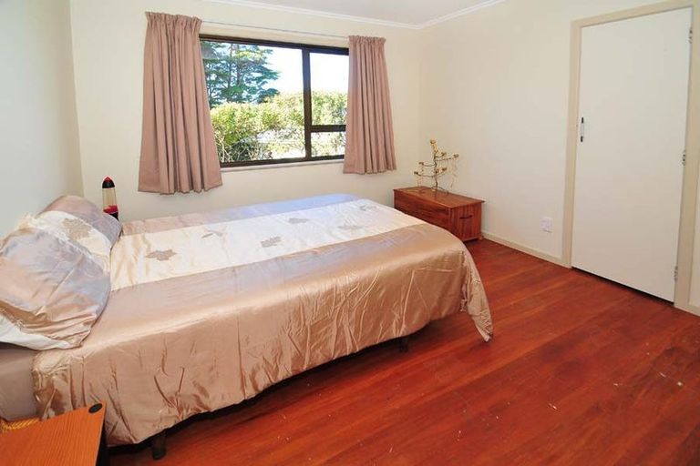 Photo of property in 65 Totaravale Drive, Totara Vale, Auckland, 0629