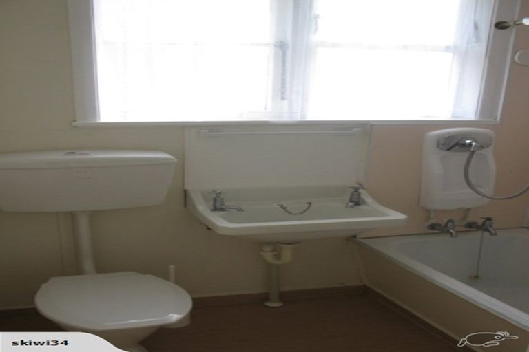 Photo of property in 35 Atiawa Crescent, Waiwhetu, Lower Hutt, 5010