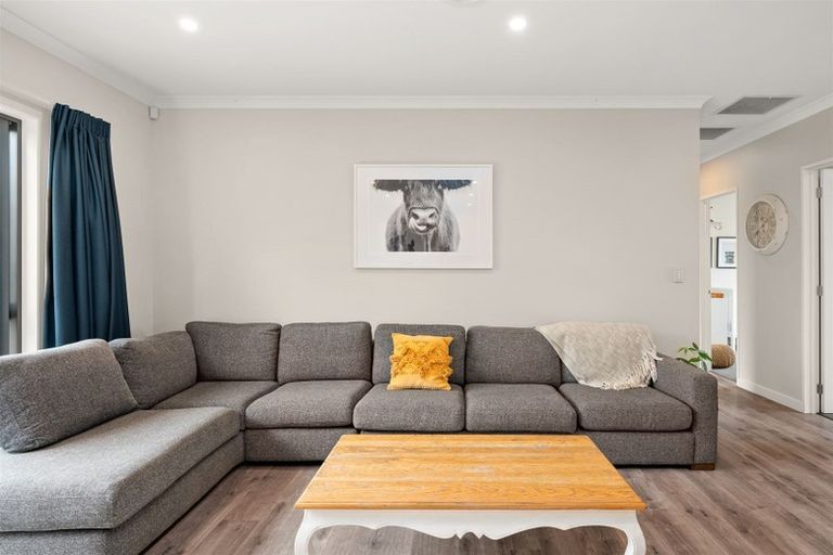 Photo of property in 2 Madden Avenue, Kumeu, 0810