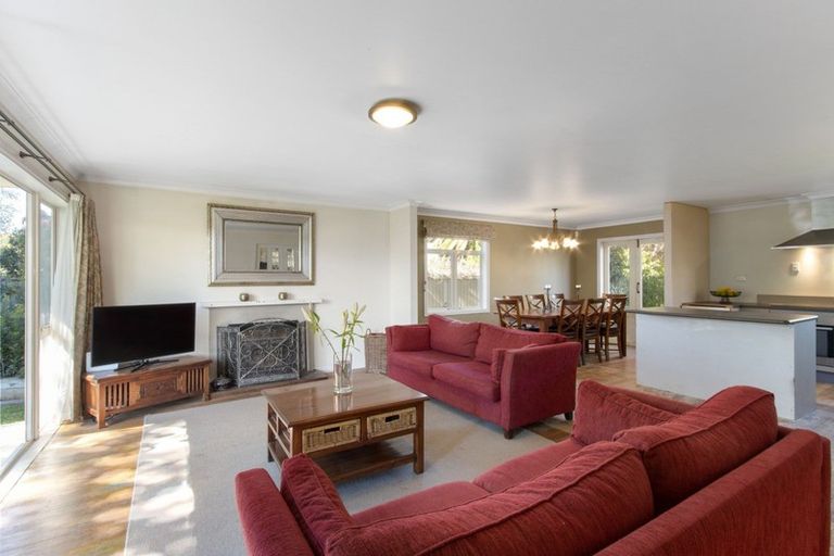 Photo of property in 16 Lucknow Road, Havelock North, 4130