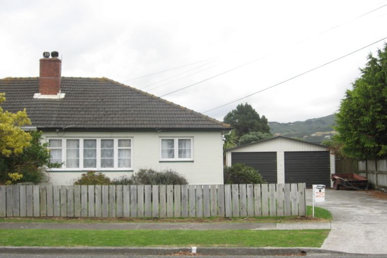 Photo of property in 1 Hobbs Grove, Epuni, Lower Hutt, 5011