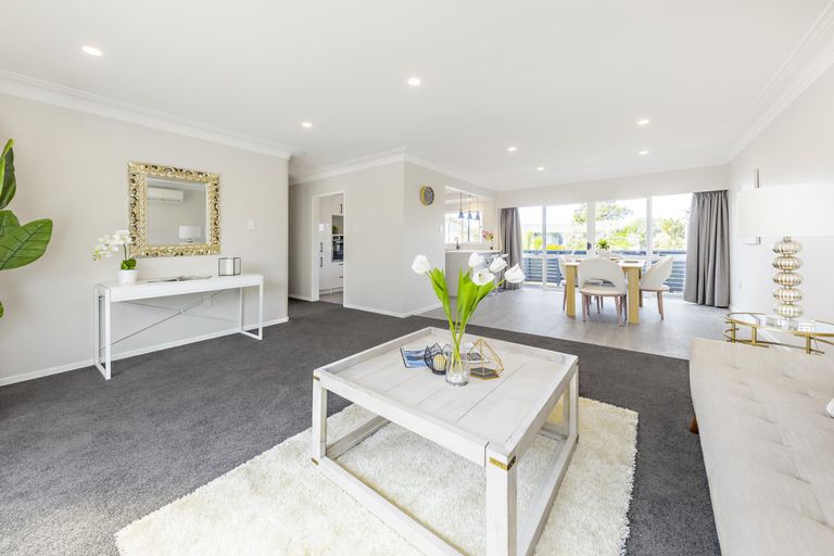 Photo of property in 6 Brouder Place, Hillpark, Auckland, 2102