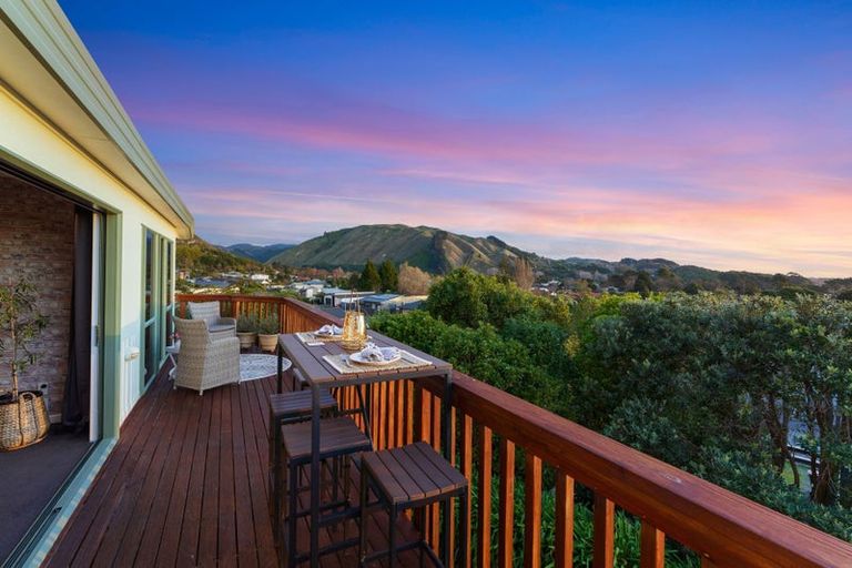 Photo of property in 56 Kakariki Grove, Waikanae, 5036