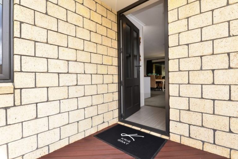 Photo of property in 62 Farnborough Drive, Grandview Heights, Hamilton, 3200