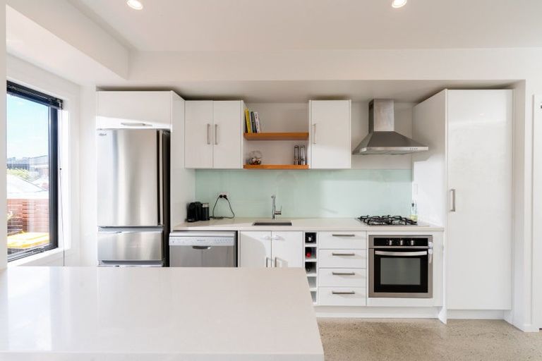 Photo of property in 2/50 Mandalay Terrace, Khandallah, Wellington, 6035