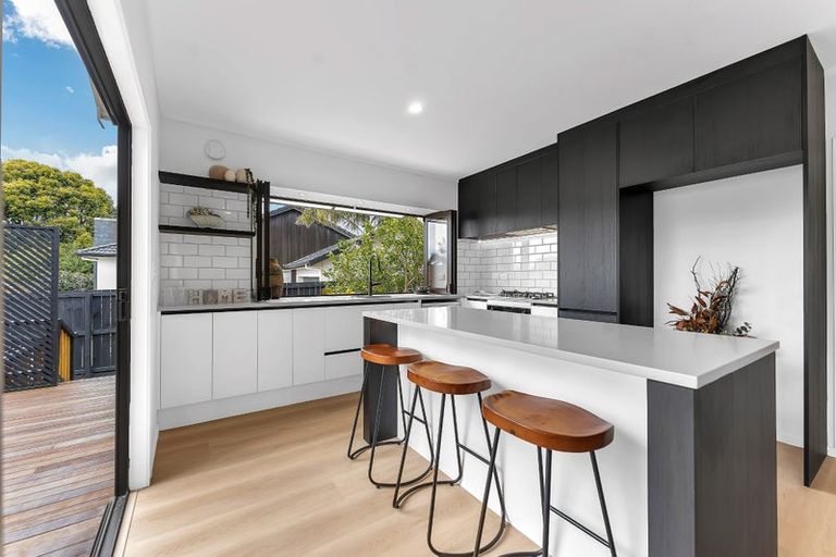 Photo of property in 12 Cleve Road, Green Bay, Auckland, 0604