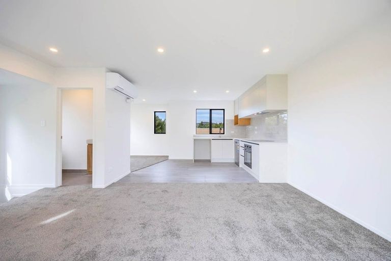 Photo of property in 3/17 Kingdale Road, Henderson, Auckland, 0610