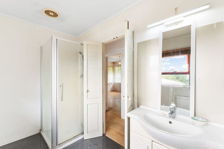 Photo of property in 17 Kirrie Avenue, Te Atatu South, Auckland, 0610