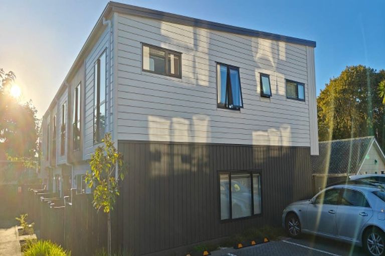 Photo of property in 5/58 Te Atatu Road, Te Atatu South, Auckland, 0610