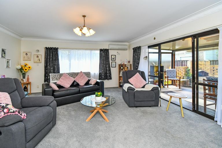 Photo of property in 23 Seaward Place, Wattle Downs, Auckland, 2103