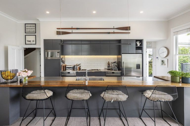 Photo of property in 18 Austin Street, Mount Victoria, Wellington, 6011