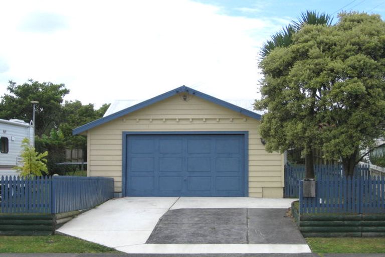 Photo of property in 3 Cresta Avenue, Beach Haven, Auckland, 0626