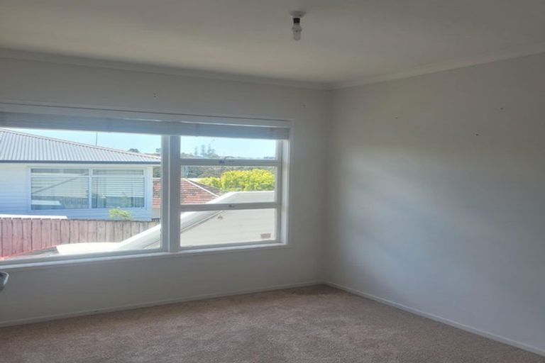 Photo of property in 11 Woodside Avenue, Northcote, Auckland, 0627