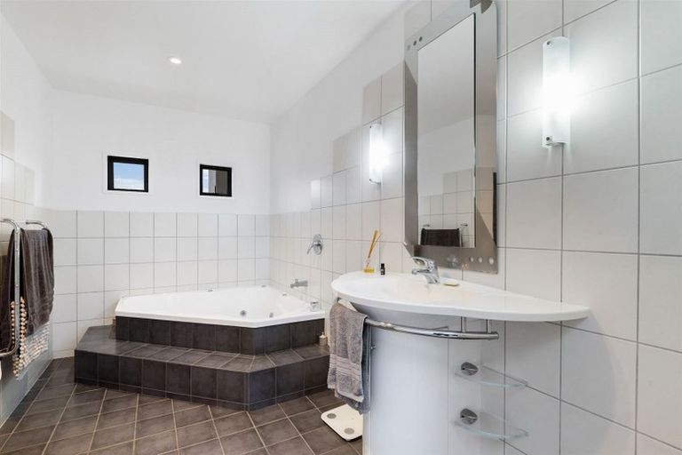 Photo of property in 18 Pacific Parade, Army Bay, Whangaparaoa, 0930