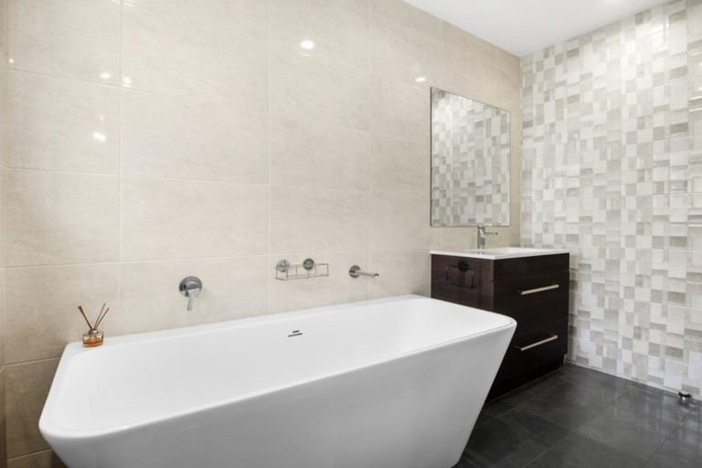 Photo of property in 24 Pooley Street, Pakuranga Heights, Auckland, 2010