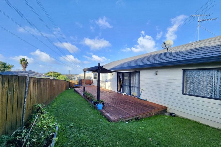 Photo of property in 9 Killygordon Place, Massey, Auckland, 0614