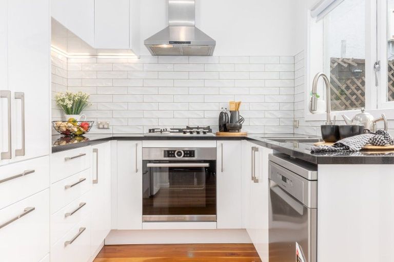 Photo of property in 142 The Ridgeway, Mornington, Wellington, 6021