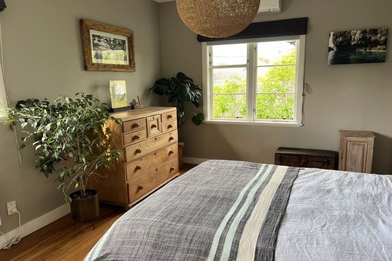 Photo of property in 2/192 Queen Street, Northcote Point, Auckland, 0627