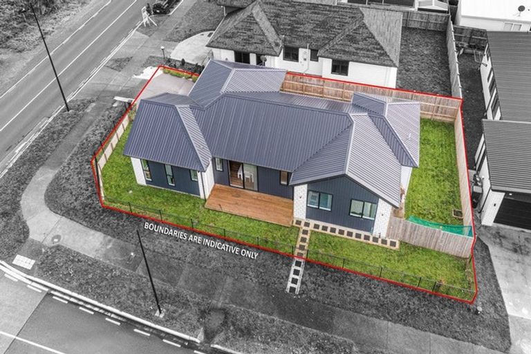 Photo of property in 2 Poutawa Lane, Clarks Beach, 2122