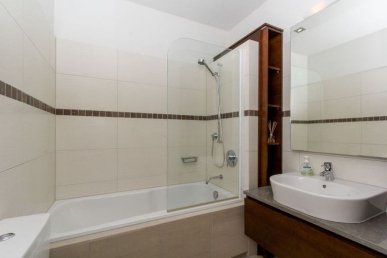 Photo of property in 22 Liardet Apartments, 402/22 Liardet Street, New Plymouth, 4310