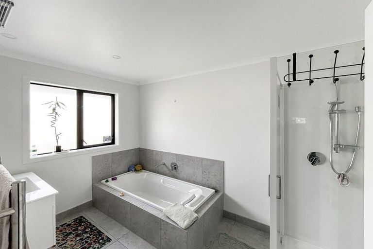 Photo of property in 26 Sardinia Grove, Fitzherbert, Palmerston North, 4410