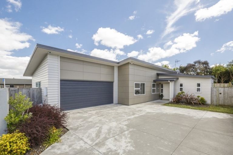 Photo of property in 1 Lorenzo Place, Kelvin Grove, Palmerston North, 4414