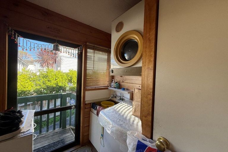 Photo of property in 1/12 Woodall Place, Totara Vale, Auckland, 0627