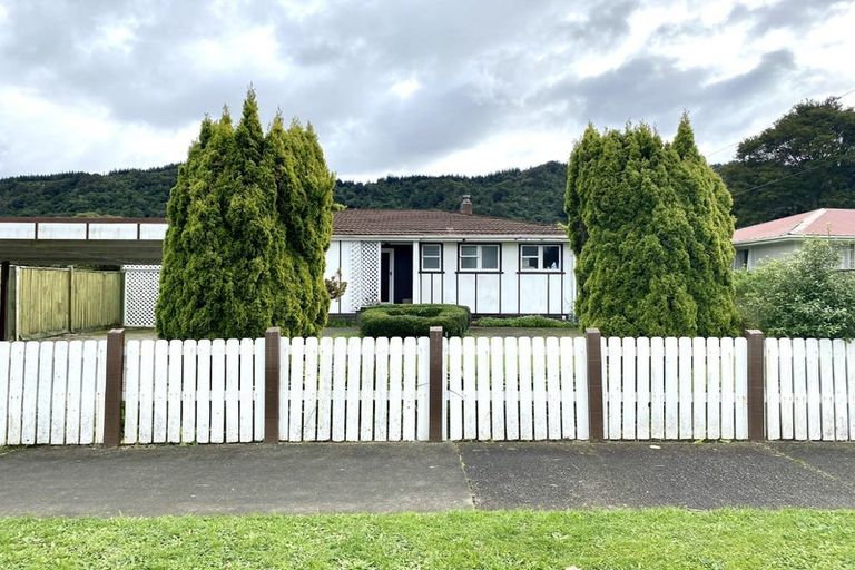 Photo of property in 15 Holdsworth Avenue, Trentham, Upper Hutt, 5018