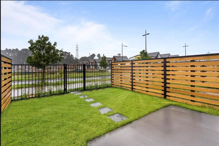 Photo of property in 2 Kumerahou Street, Kumeu, 0810