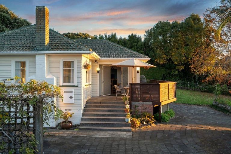 Photo of property in 44 Kiwi Esplanade, Mangere Bridge, Auckland, 2022