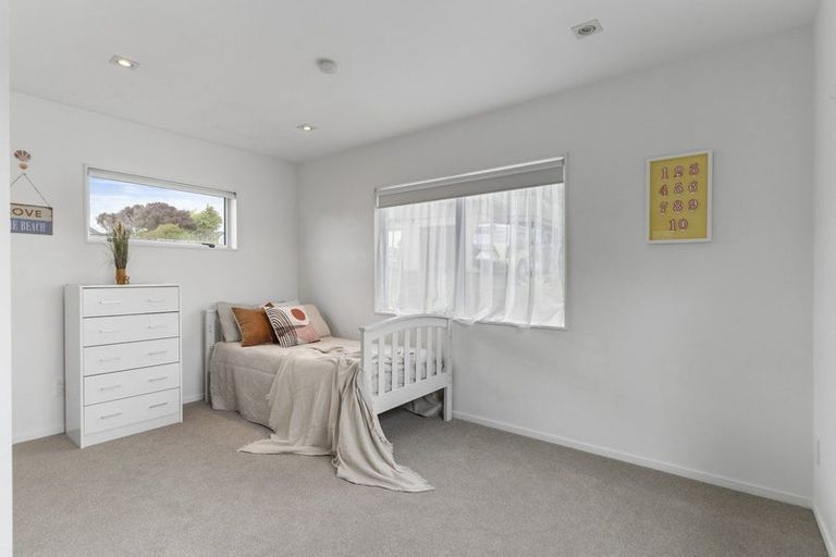 Photo of property in 11 William Bayes Place, Red Beach, 0932