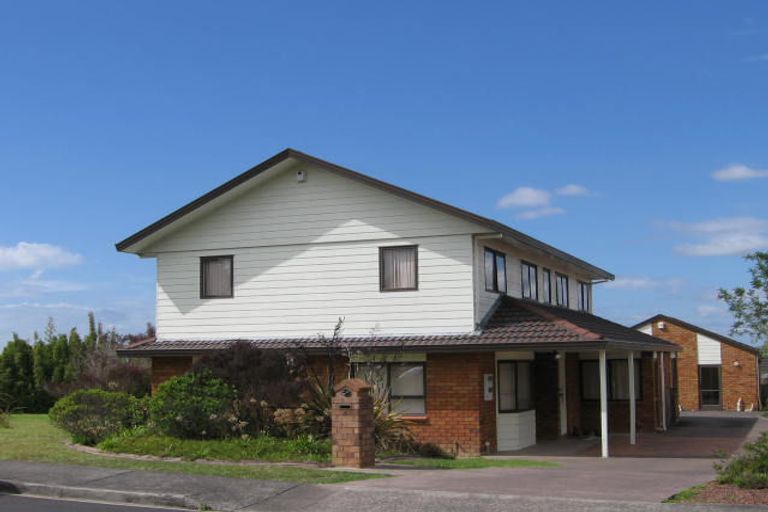 Photo of property in 4 Heversham Place, Glendene, Auckland, 0602