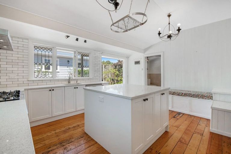 Photo of property in 14 Tiri Road, Manly, Whangaparaoa, 0930