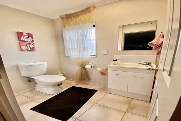 Photo of property in 3 Jomard Terrace, Northcross, Auckland, 0632