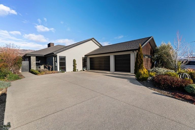 Photo of property in 28 De Bettencor Place, Mount Pisa, Cromwell, 9383