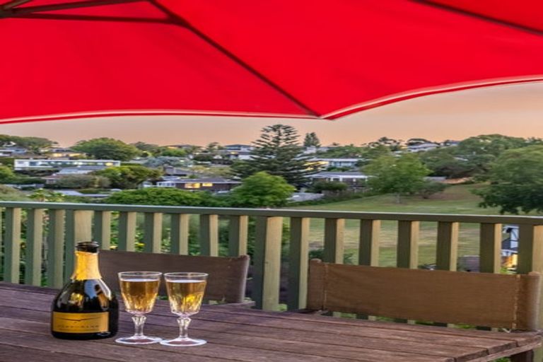Photo of property in 10 Oliver Twist Avenue, Mellons Bay, Auckland, 2014