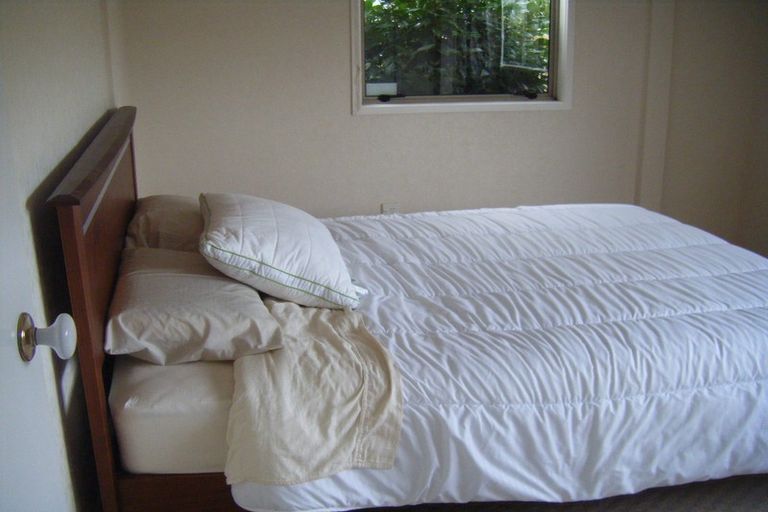 Photo of property in 8a The Rosebowl, Sunnyhills, Auckland, 2010